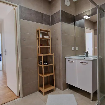 Modern And Comfortable 2-bedroom Near The Center Apartment