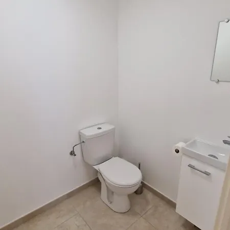 Modern And Comfortable 2-bedroom Near The Center Apartment *